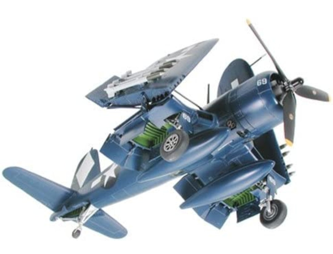 Tamiya Vought F4U-1D Corsair con Moto-Tug - Kit de modelo de plástico a escala 1:48