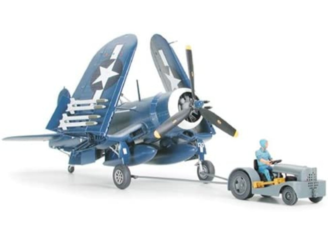 Tamiya Vought F4U-1D Corsair con Moto-Tug - Kit de modelo de plástico a escala 1:48